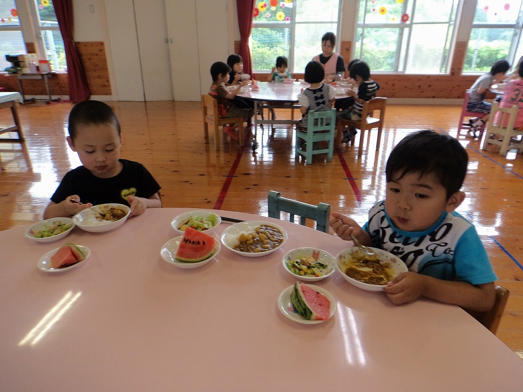 カレーを食べる園児たちの写真