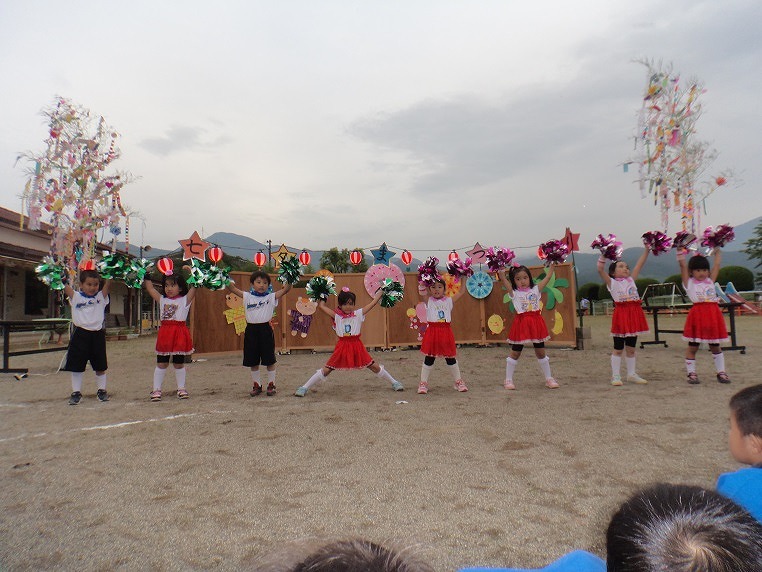 七夕まつりで踊る園児たちの写真