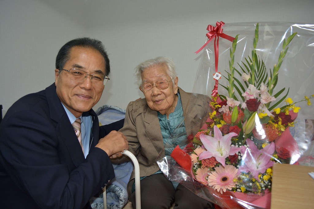 100歳の誕生日を迎えらた白柿ミ子さんの写真