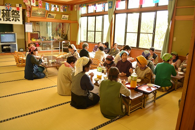 柳別府区収穫祭での会食の様子の写真