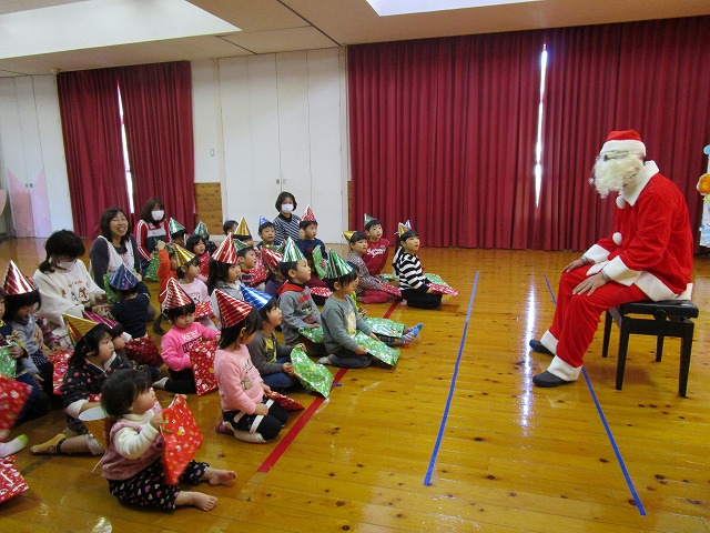 須恵保育所でのクリスマス会の様子の写真1枚目