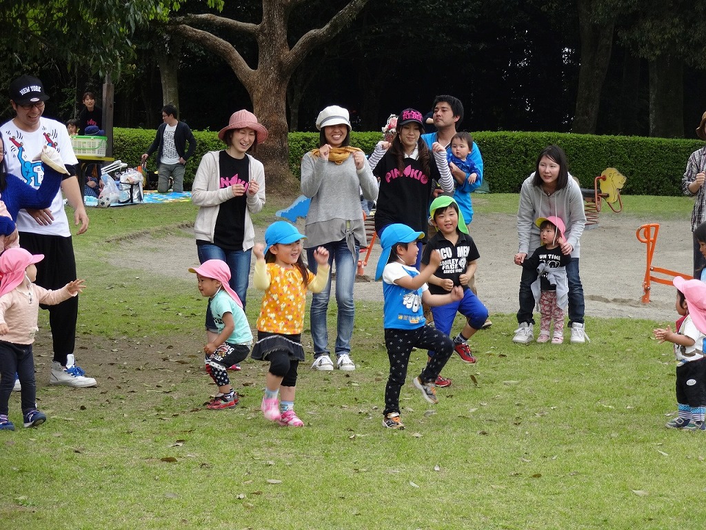 親子遠足でのおかどめ公園で遊ぶ子どもたちの写真