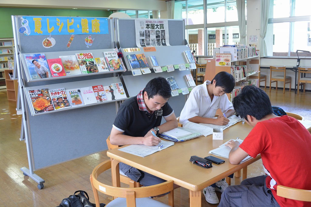 図書館で勉強する学生たちの様子の写真