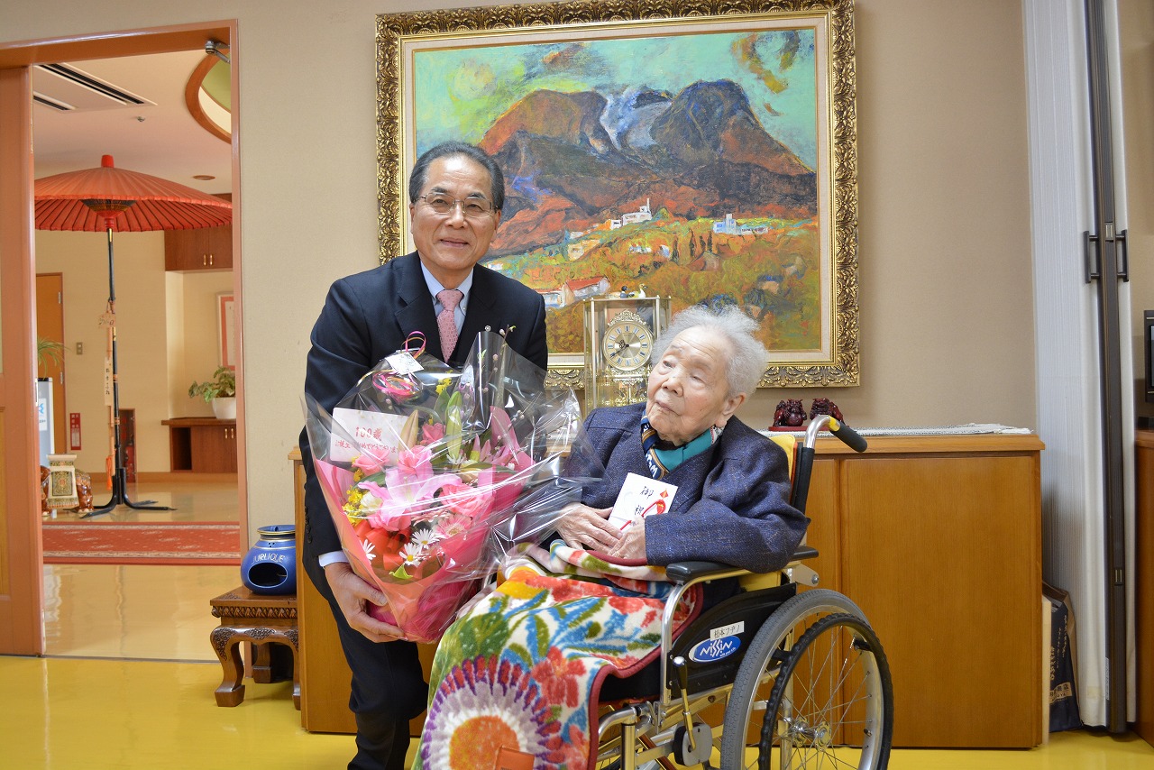 松本フヂノさんと町長の写真