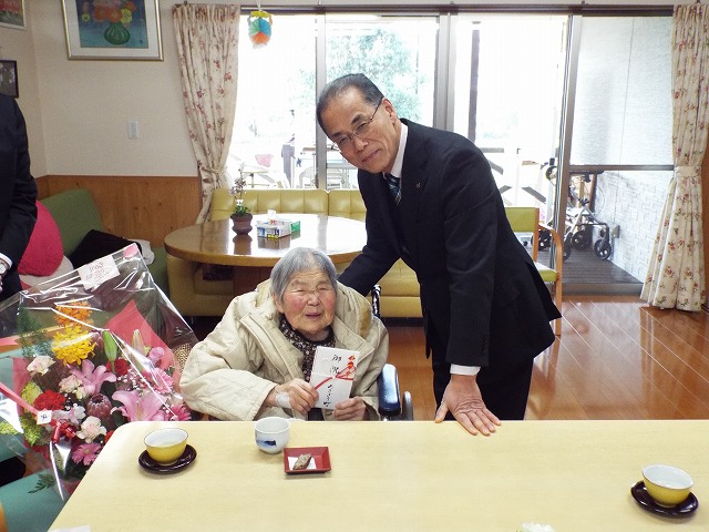 尾方ミツ子さんとあさぎり町長の記念写真