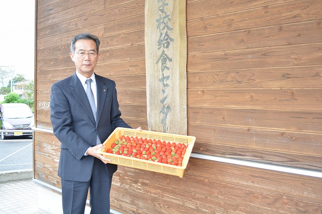 JAくまあさぎり苺部会(徳永康司部会長)がイチゴを持っている様子の写真