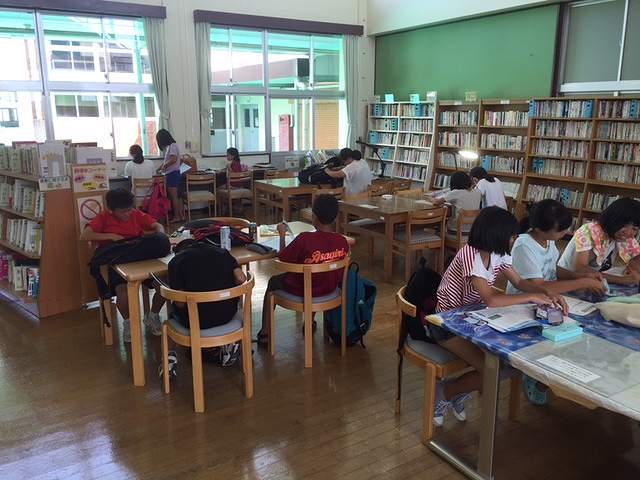 図書館の学習コーナーで宿題をしている子ども達の様子の写真