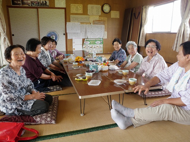 野中田の集会所で住民が笑顔で話している様子の写真