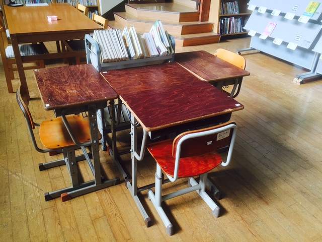 旧免田中学校で使用されていた生徒用の机と椅子の写真