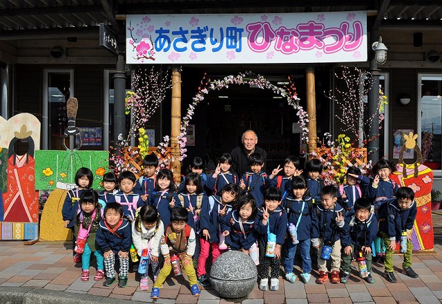 須恵保育園の園児たちが「あさぎり町ひなまつり」を見学している様子の写真