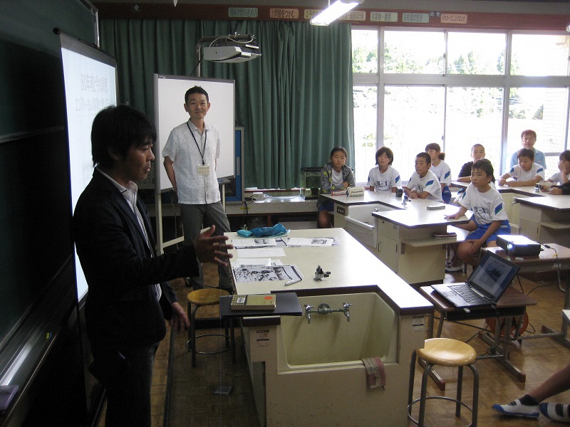 琉球大学の神谷准教授と武井准教授の授業の様子の写真