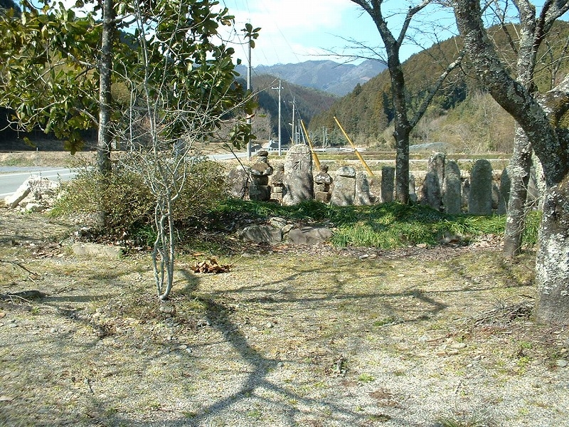 平等寺の庚申塔の広場の風景写真