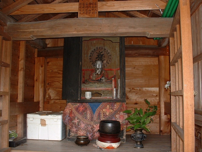 木造弘法大師坐像厨子及び曲録の写真