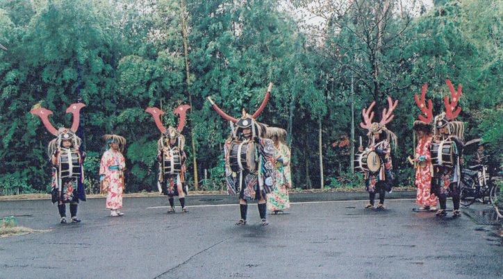 「柳別府の太鼓踊りの写真1枚目」に関する画像です