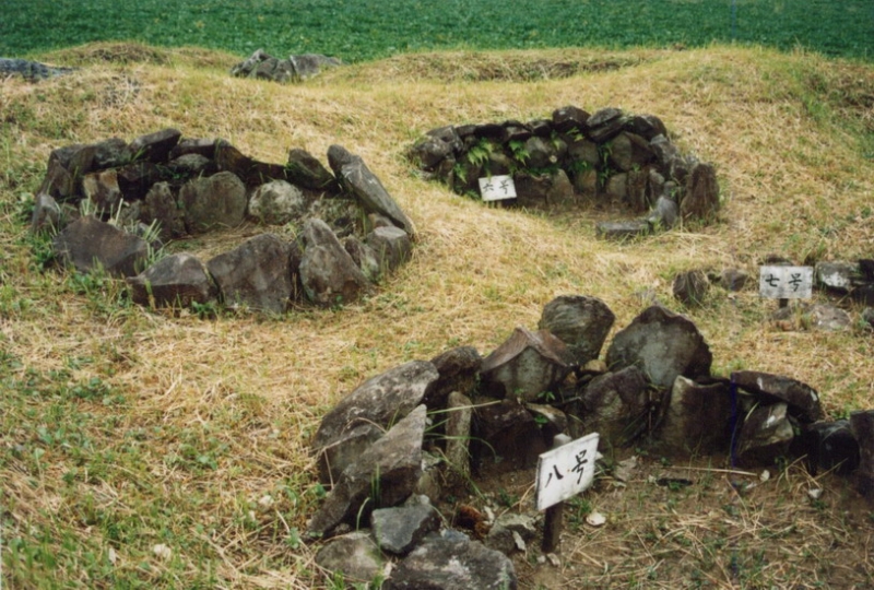 地下式板石積石室墓群の写真