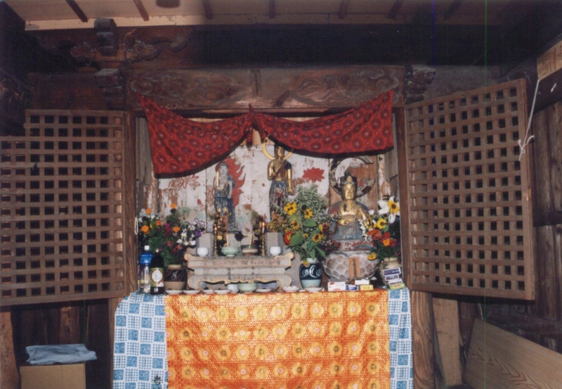 観音堂の仏壇の写真