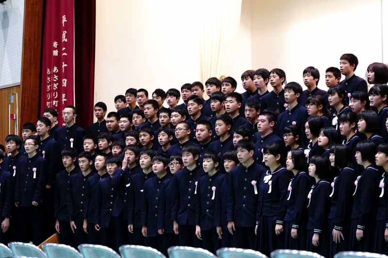 合唱する男子生徒