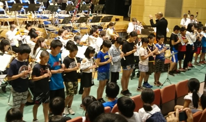 オーケストラと小学生のコラボ