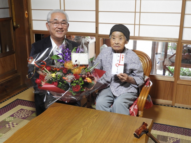 尾鷹町長からお祝い金と花を受け取られました。