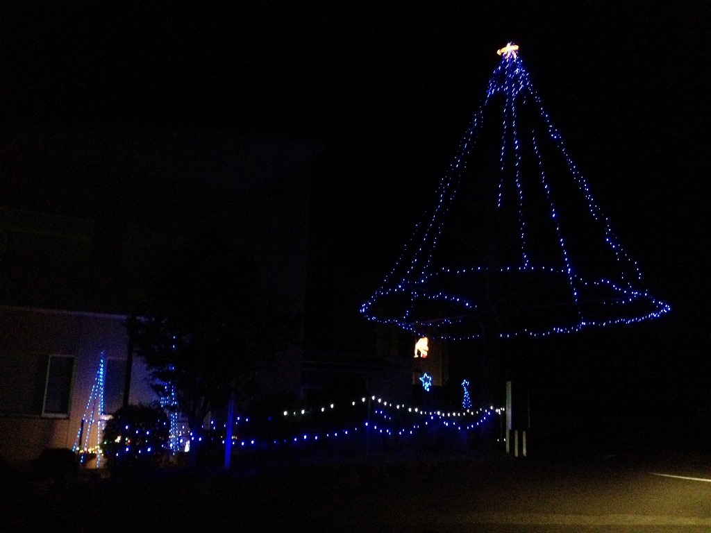 せきれい館のイルミネーションの写真。青い色でツリー、サンタをかたどっている。