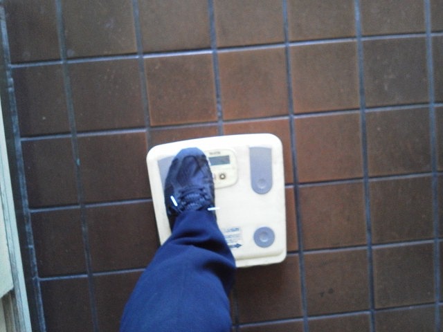 ダイエット企画で体重計に乗る様子の写真