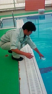 プール開館に向けて水質検査を行う職員の写真