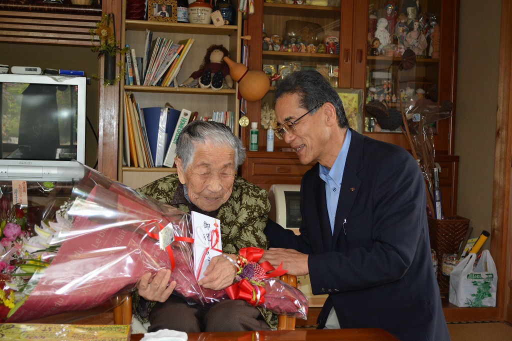 100歳の誕生日を迎えられた中村さんの写真