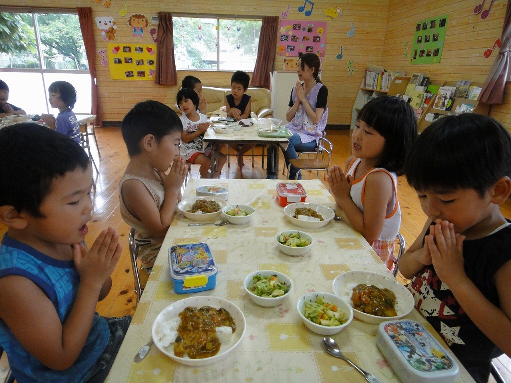 カレーを食べる園児たちの写真