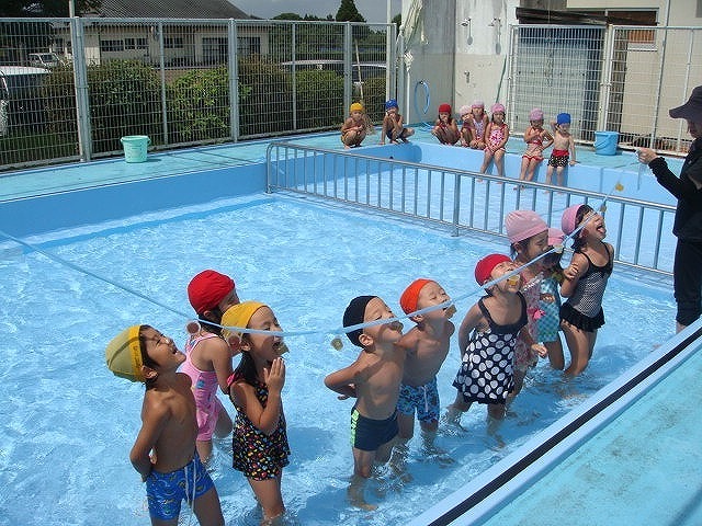 プール納めでプール遊びをする園児たちの写真