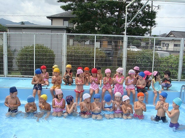 プールサイドで記念撮影をする園児たちの写真