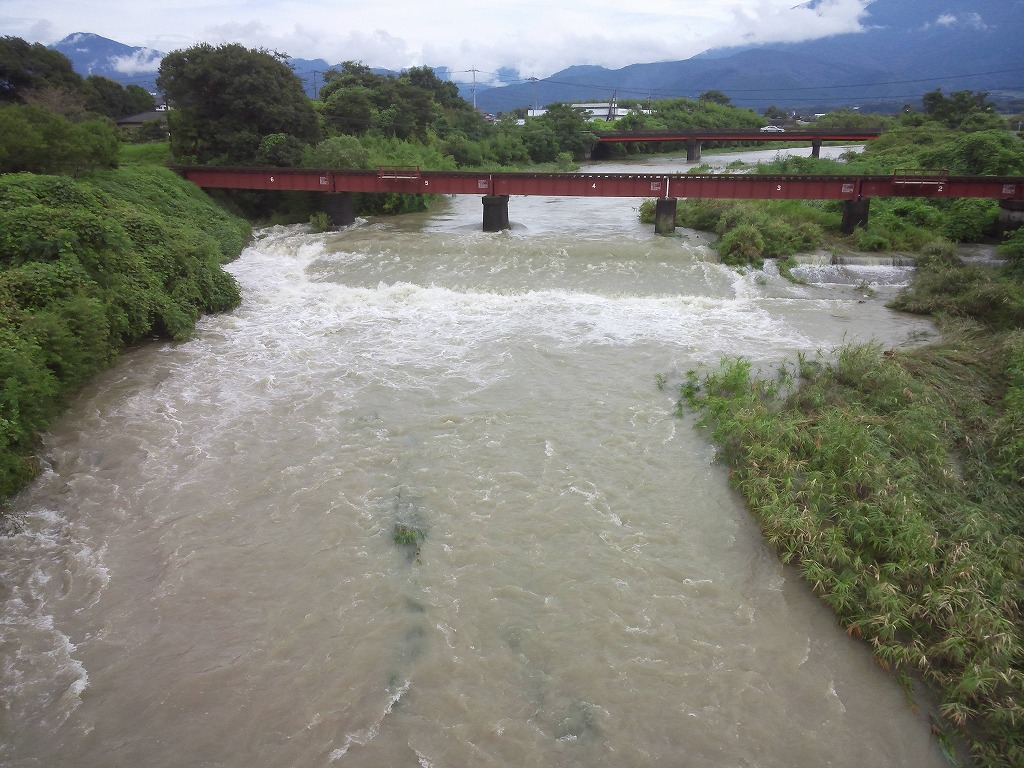 増水した免田川の写真