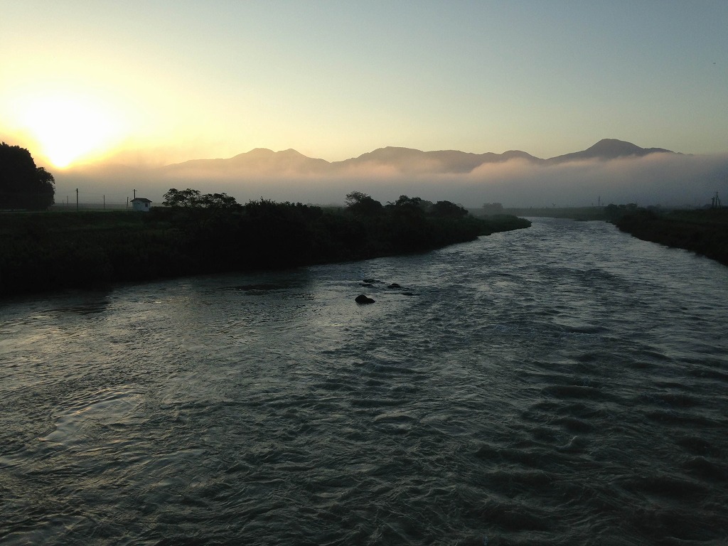 早朝の球磨川の写真