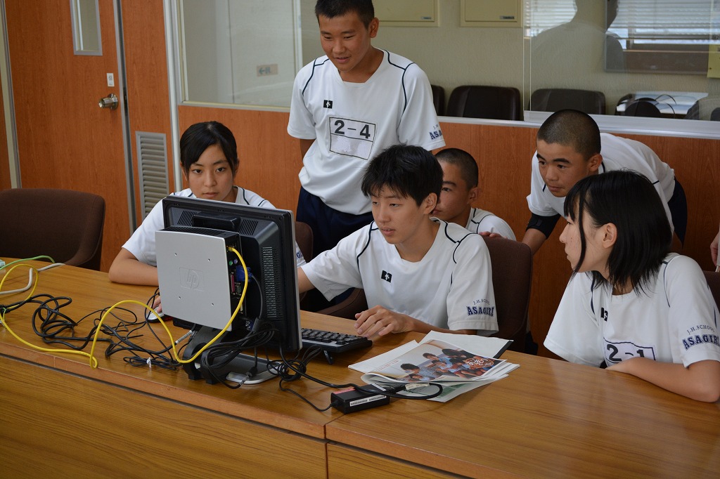 パソコンの前にいる、職場体験学習に来た生徒6人の写真