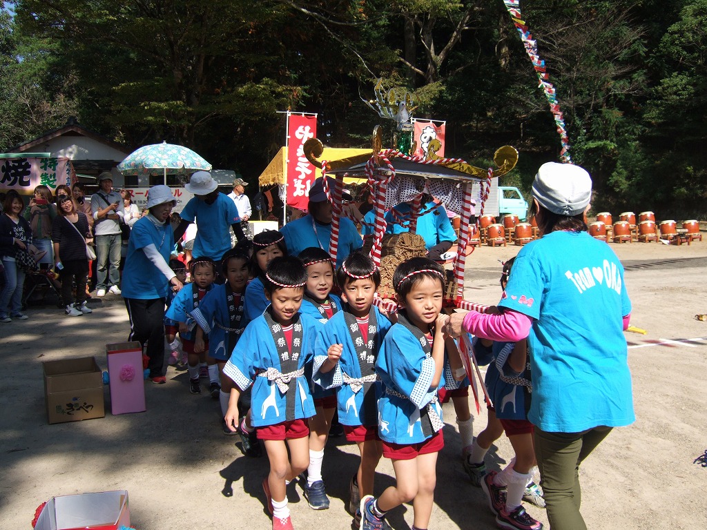 霧島神社大祭でおみこしをかつぐ園児たちの写真
