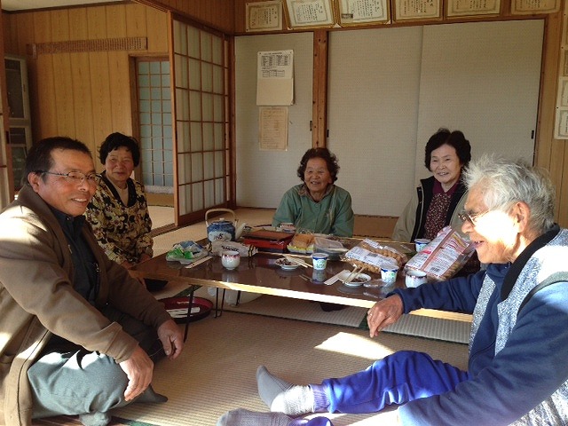 加茂サロンでお茶飲み会に参加した皆さんの写真