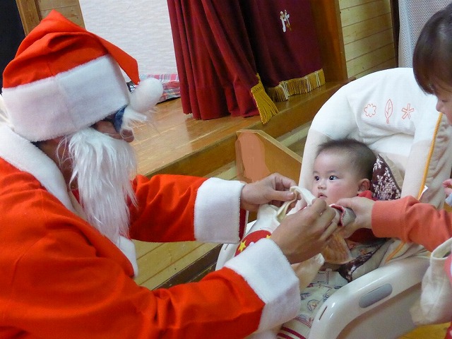 サンタと赤ちゃんの写真