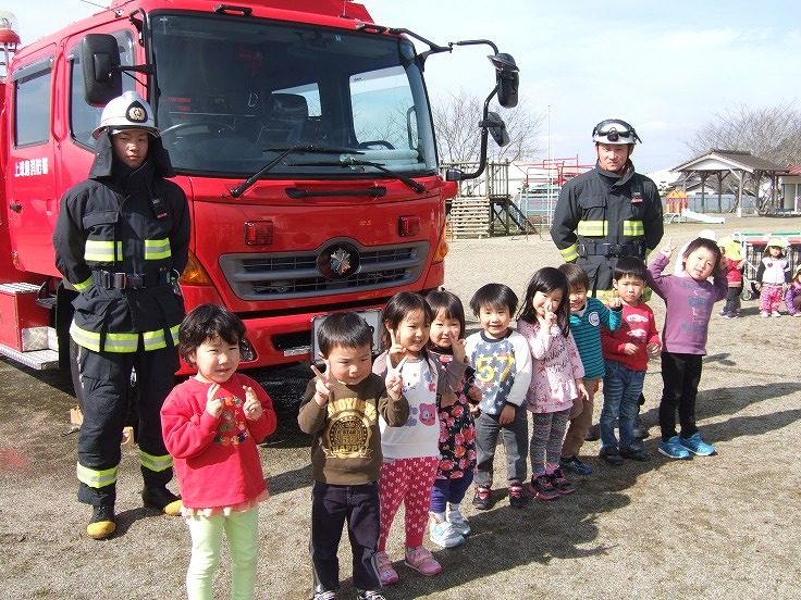 消防総合訓練をする園児たちの写真