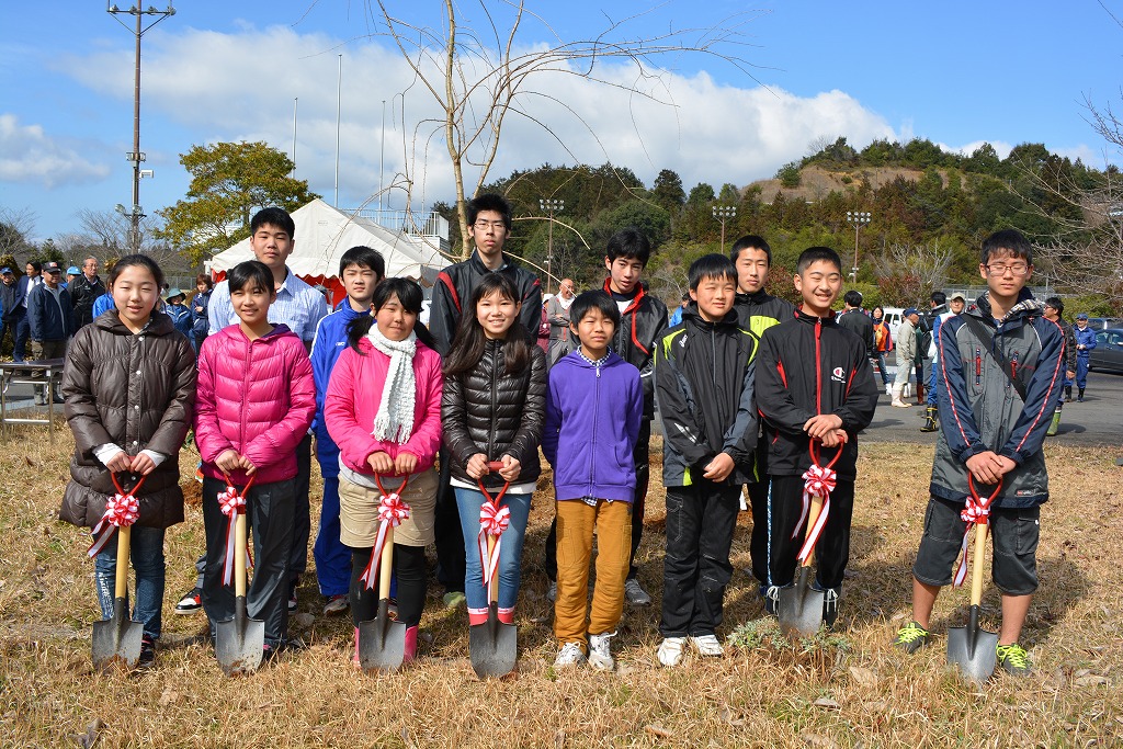 卒業する児童生徒による記念木の植樹式の写真