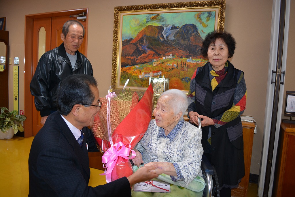 100歳の誕生日を迎えられた前田アタエさんの写真