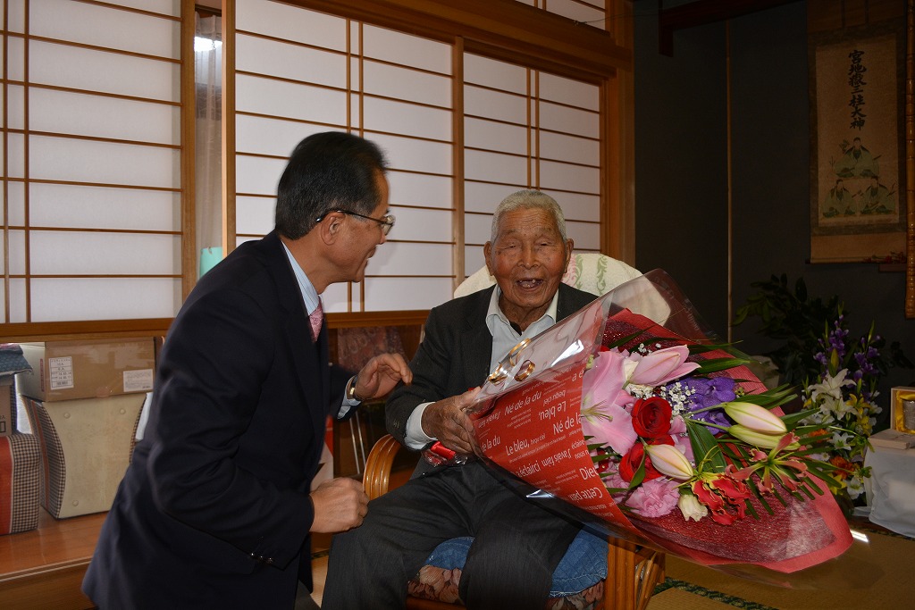 100歳の誕生日を迎えた高畠正記さんの写真