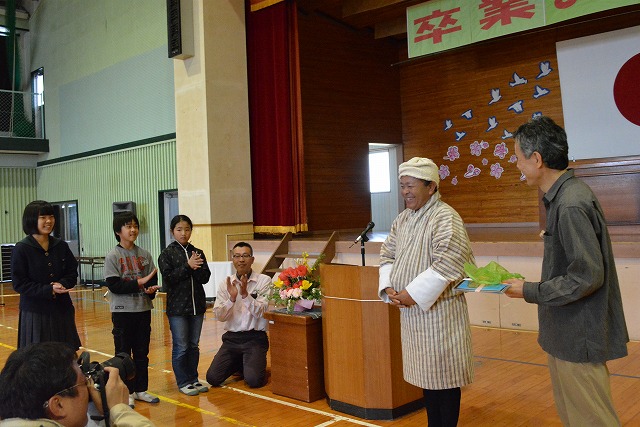 須恵小学校を訪れたペマ・ギャルポさんと辻信一明治教授の写真