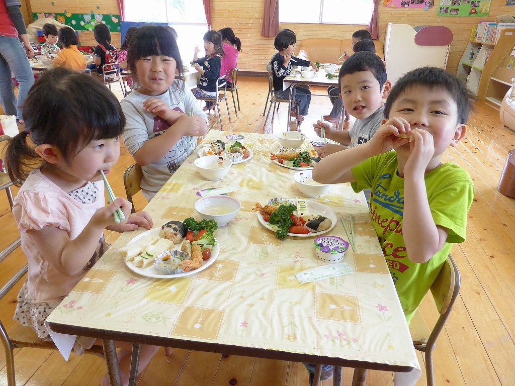 キッズランチを食べる園児たちの写真