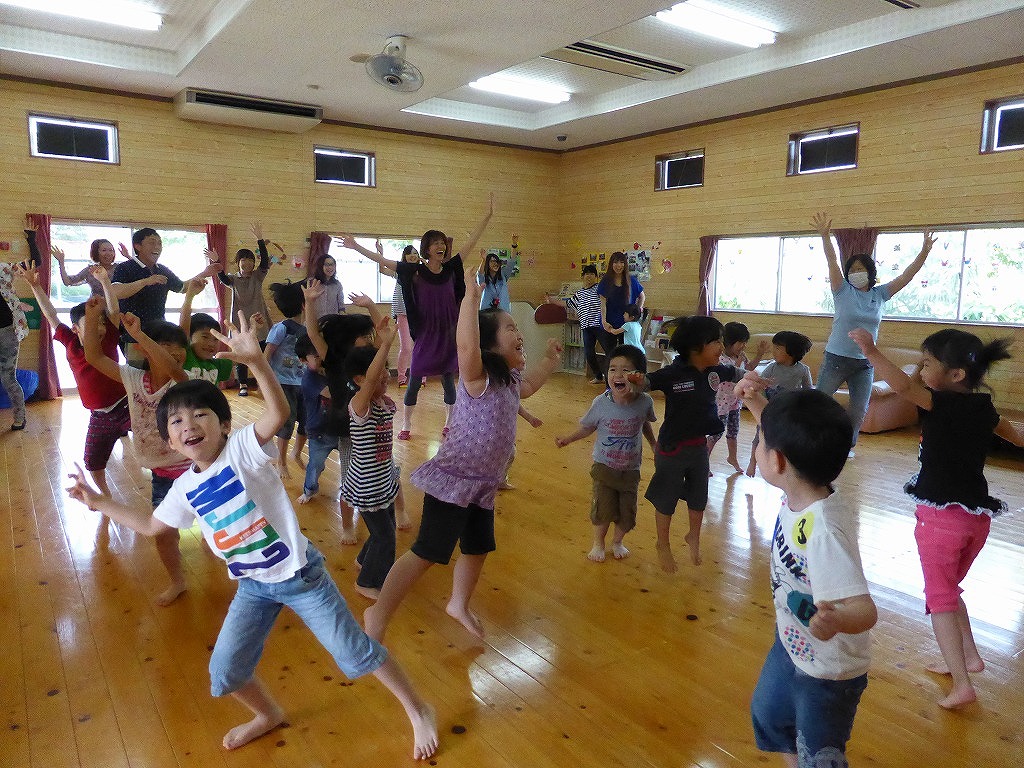 育児講座でダンスをする参加者の写真