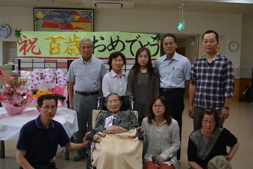 100歳を迎えられた吉田トラヨさんの写真